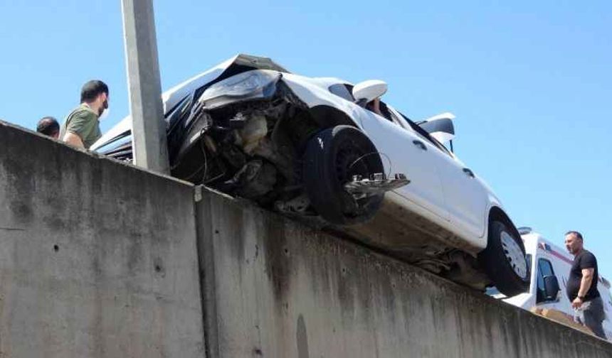 Samsun'daki kazada askıda kalan otomobilde can pazarı