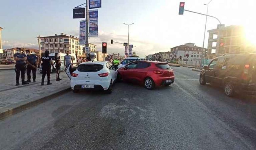 Düzce'de polis ekipleri kovaladıkları aracı çarparak durdurdu