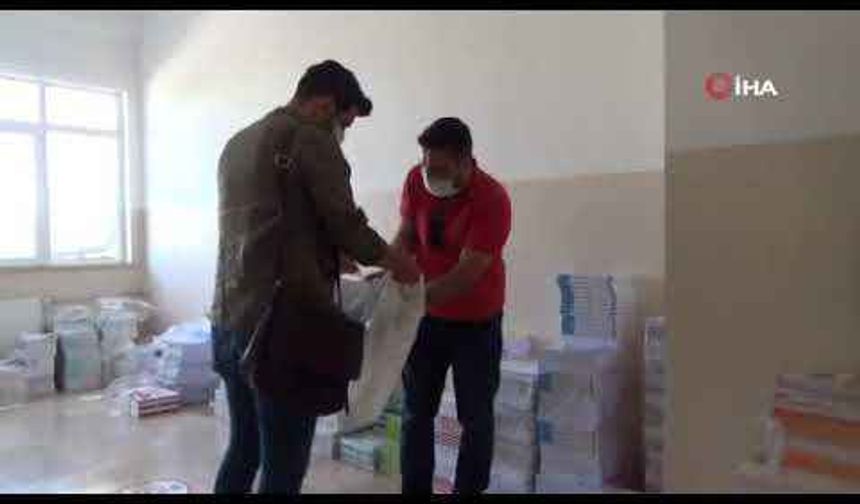 Okula gidemeyen öğrencilerin kitapları ayaklarına gidiyor