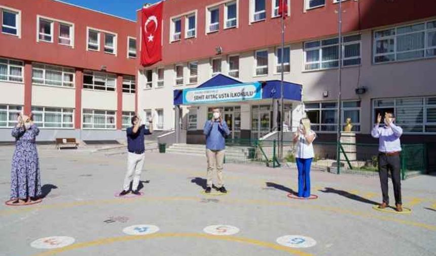 Okullarda yüz yüze eğitim "temassız oyunlar" ile başlıyor