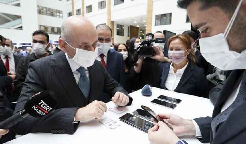 Yerli eSIM ile ilk görüşmeyi Bakan Karaismailoğlu gerçekleştirdi