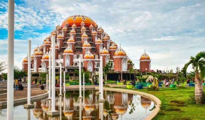 Endonezya'da 99 kubbeli camii görenleri hayran bırakıyor!