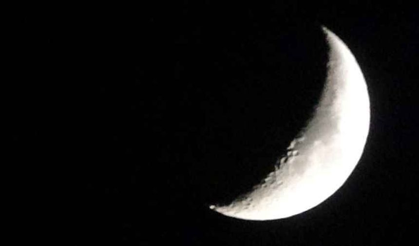 Hakkari’de büyüleyici hilalin görüntüsü kamera ile kaydedildi