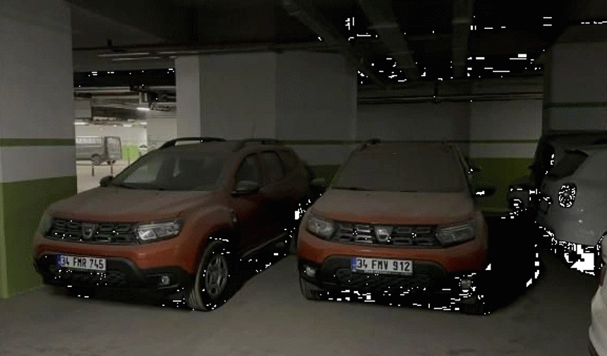 Üstlerini toz kapladı: Camii otoparkından sıfır araçlar fışkırdı