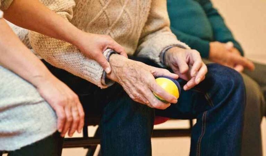 Aile içinde yaşlanmanın önemi ne? Huzurevleri yalnızlık hissini neden artırıyor? Sosyal izolasyon yaşlanma sürecini hızlandırıyor mu? İşte uzmanından tavsiyeler…