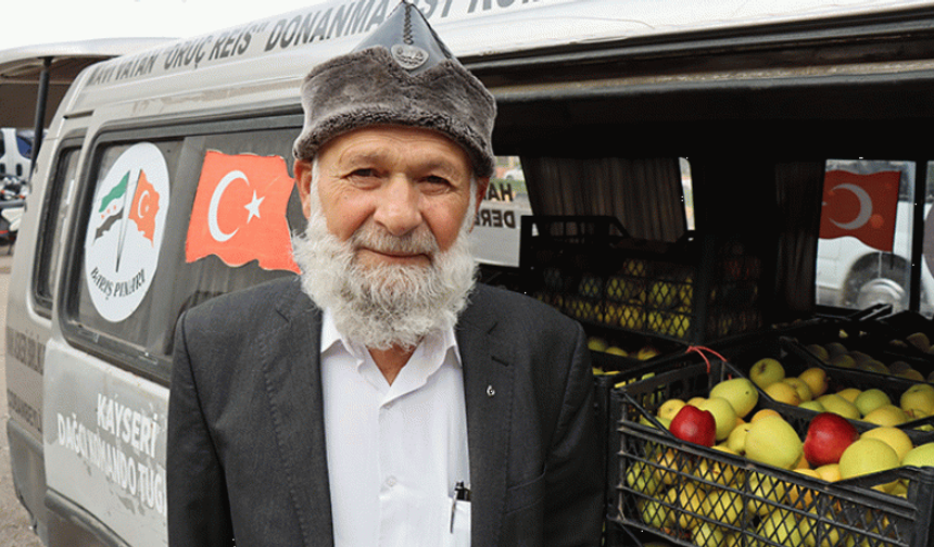 Bir vatandaş Hakkari'deki askerlerimize yetiştirdiği elmaları getirdi!