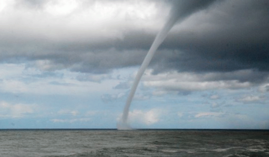 Mersin'de denizde hortum oluştu! O anlar kameralara böyle yansıdı