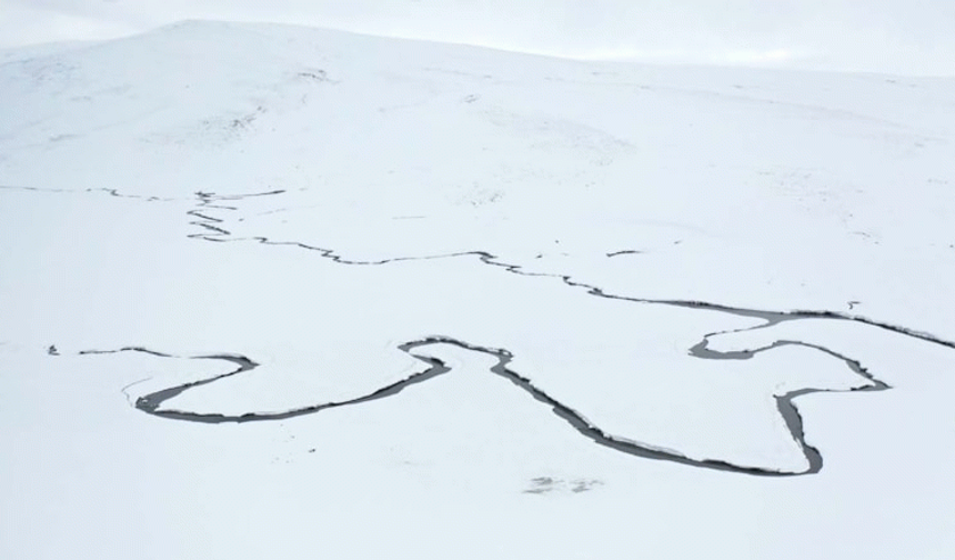 Bingöl'de kar altında kalan mendereslerin kış güzelliği