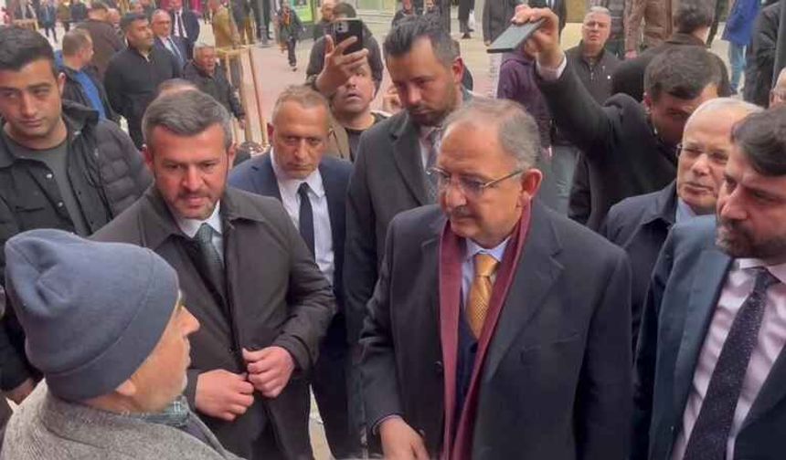 Bakan Özhaseki'yi yakalayan vatandaş: "1 kg kıyma 500 TL! Emekli maaşı 25 bin olsun" 