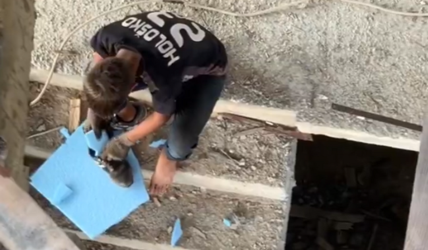 Bir inşaat işçisi yırtılan ayakkabısını içine strafor koyarak giymeye çalıştı!
