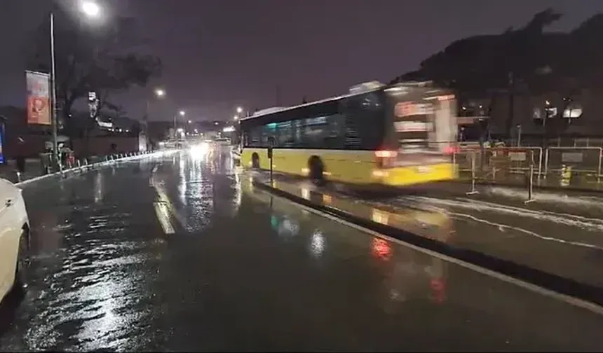 İstanbul'da sağanak yağış etkili oldu: Vatandaşlar zor anlar yaşadı