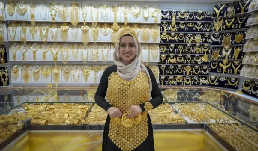 Altının sınırlarının zorlandığı çarşı: Dubai Altın Çarşısında dünyanın en büyük yüzüğü bulunuyor