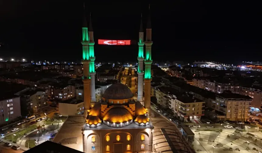 Bu yılda şükür Ramazan’a kavuştuk… 2025 yılının ilk teravih namazı kılındı… İşte o kareler