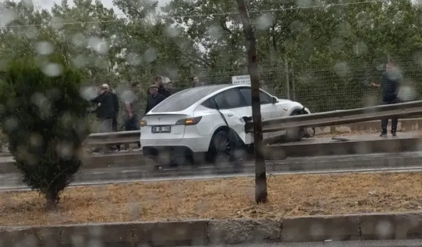 Eskişehir’de Tesla kazası: Kontrolden çıkan cip bariyere saplandı