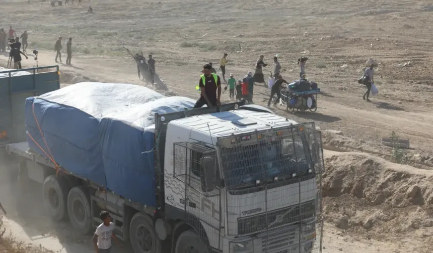 Filistinli tüccarlara ait gıda ve meyve yüklü tırlar, Gazze Şeridi'ne giriş yaptı