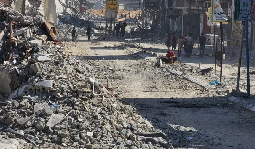 Gazze'de ateşkesin yürürlüğe girmesiyle Filistinliler Han Yunus kentindeki evlerine dönmeye başladı