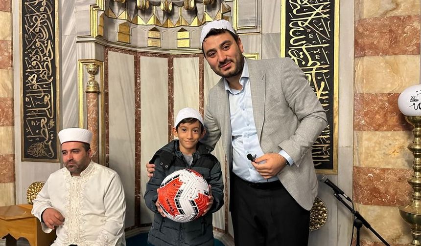 Ödüllü sabah namazı buluşmaları başladı: Yüzlerce genç sabah namazında saf tuttu