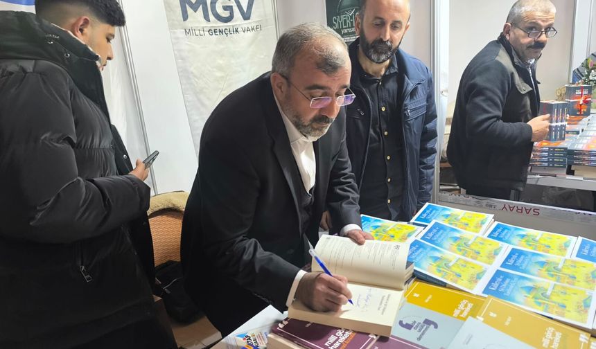 Dr. Talip Tuğrul, Elazığ Kitap Fuarında Okurlarıyla Buluştu