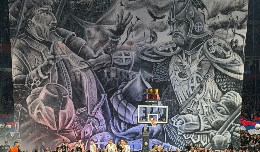 Olaya bir de böyle bakın: Sırplara, I.Murad’ı hançerle şehit eden Miloş Obiliç’li pankartın önünde diz çöktürdük