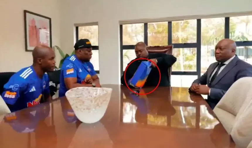 Şampiyon olan futbolculara tam 250.000 dolar verdi