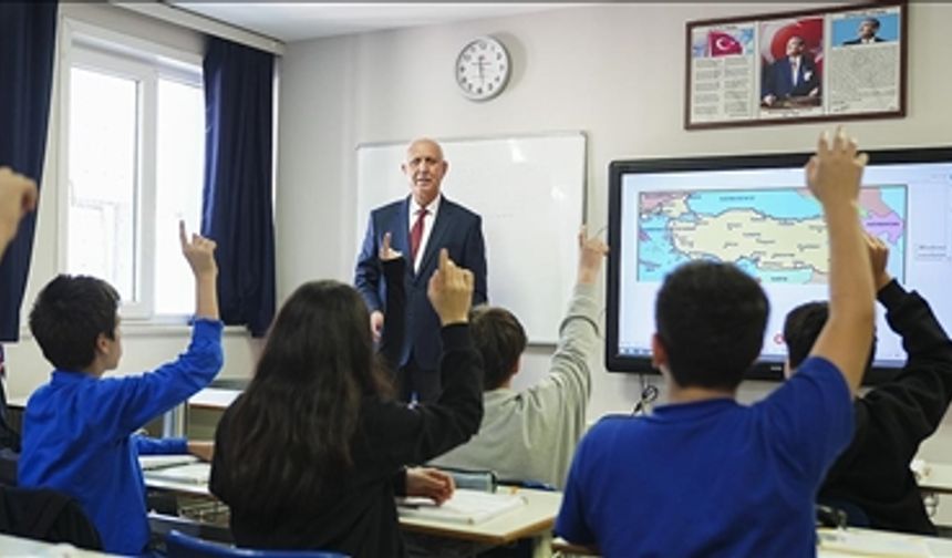 Öğretmenler Günü'nde öğretmenlerin talepleri: Ek zam ve atama beklentisi...