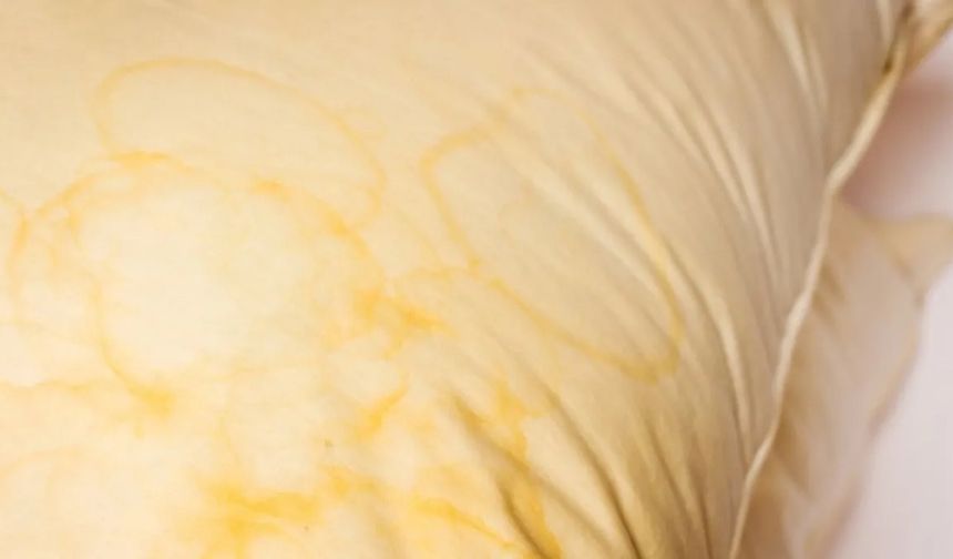 10 yıllık temizlik görevlisi sırrını verdi! Bu yöntem yastıktaki sarı lekeleri anında yok ediyor