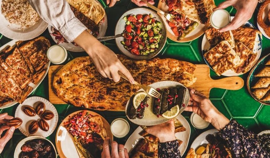 Aile sofralarında nasıl bir düzen kurmalı? İşte birlikte yemek yemenin faziletleri!