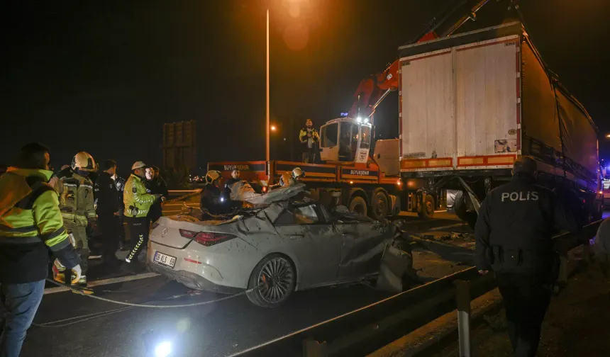 Ankara'da feci kaza! Tıra çarpan otomobildeki 2 kişi öldü, 1 kişi ağır yaralandı