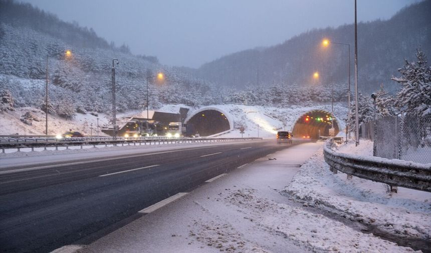 Bolu Dağı'ndan geçecek sürücülerin dikkatli olması gerekiyor: Ülkemizin büyük bir bölümünde kar yağışı etkili oluyor! İşte il il hava durumu