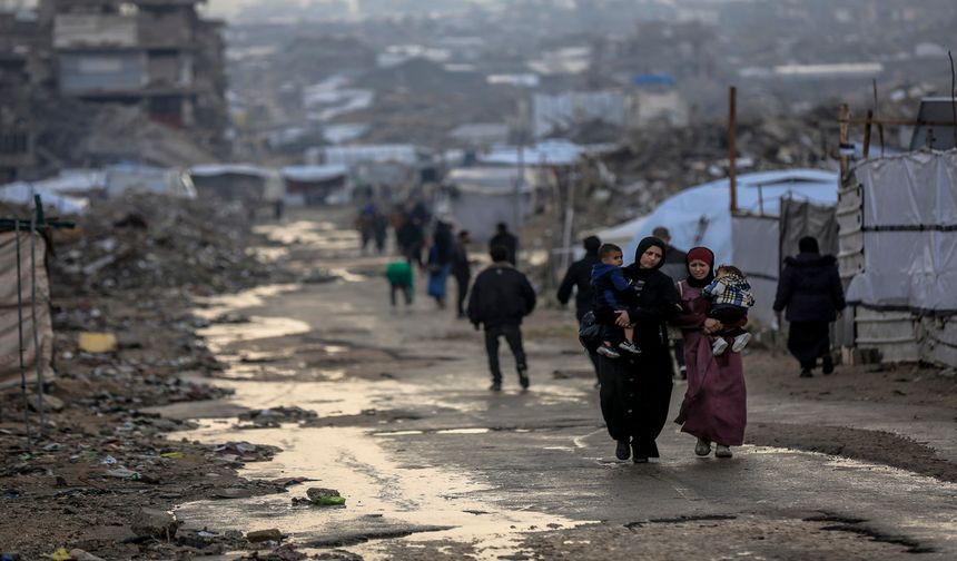 Gazze’de Filistinliler zorlu hava şartlarına karşı direniyor