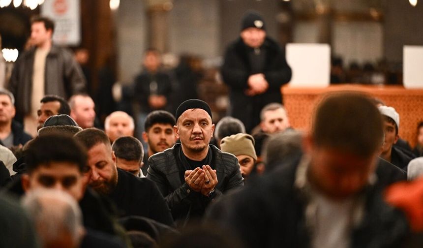 'Üç Aylar'ın müjdecisi Regaip Kandili’nde camiler doldu: Eller semaya açıldı