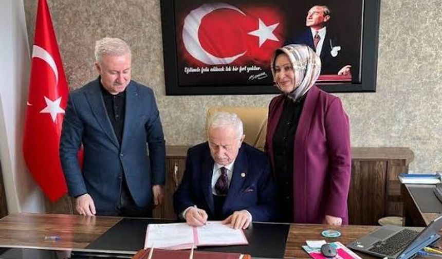 Altın çerçeveli fermanı okula kim hediye etti? Necmettin Erbakan'la birlikte yol yürüyen isim! köşesine çekilmedi, Adeta Thin Thank gibi çalışıyor!