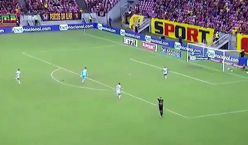 Futbol maçında akılalmaz olay: Rakip topa dokunmadan golü attı!