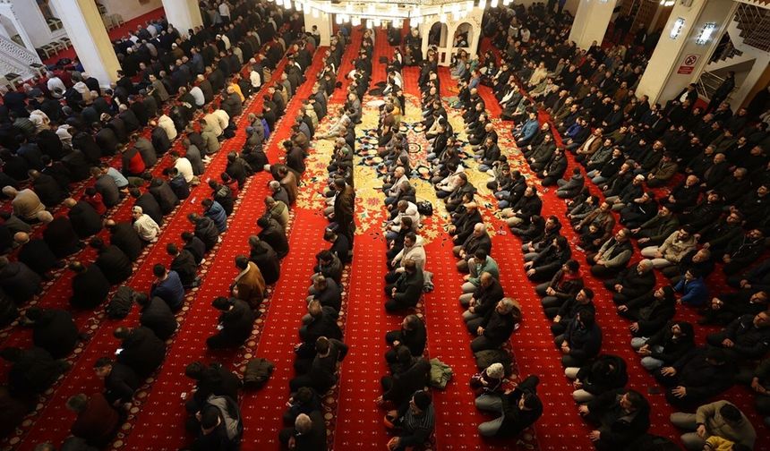 Bin aydan hayırlı Kadir Gecesi dualarla idrak edildi