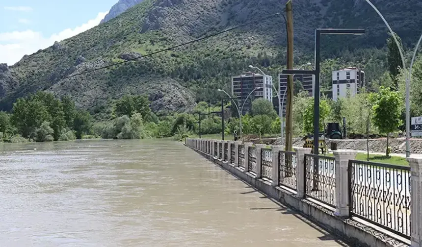 Meteoroloji uyardı, sel korkusu eğitimi vurdu: O ilin belirli ilçelerinde okullar tatil edildi