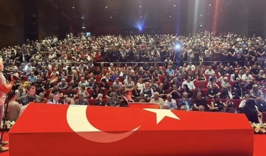 Kadir İnanır'ın cenaze töreninde ortalık karıştı! Kenan Evren görüntülerine kalabalık tepki gösterdi