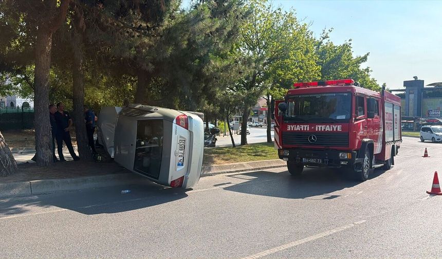 Bakırköy'de kaldırıma çarpıp takla atan otomobilin sürücüsü yaralandı