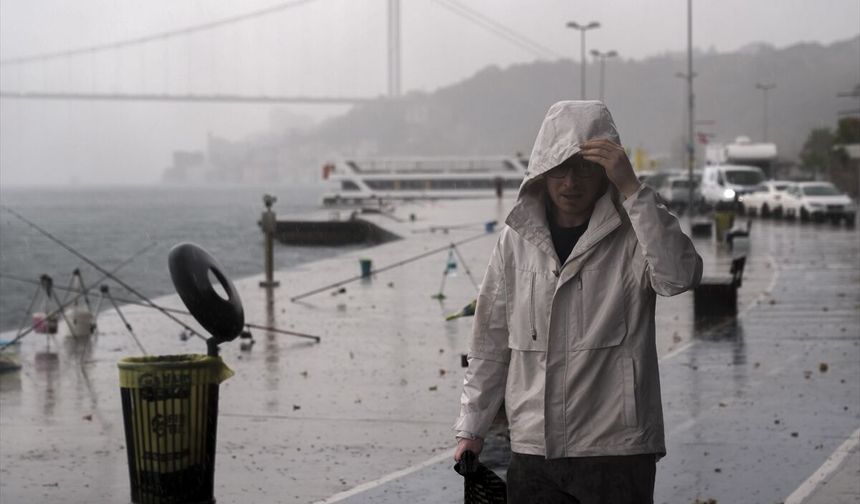 İstanbul'da sağanak etkili oldu: Vatandaş ıslandı trafik felç oldu