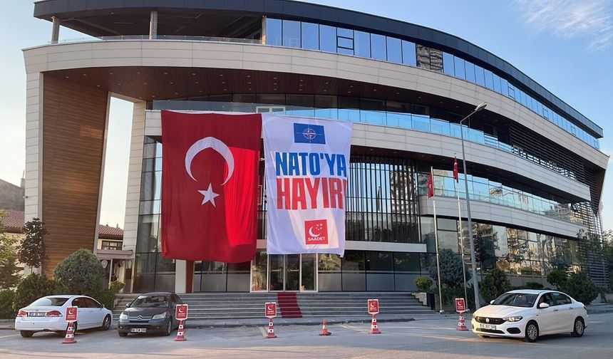 Saadet Partisi, genel merkez binasına "NATO'ya Hayır" pankartı astı