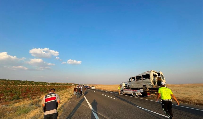 Şanlıurfa'da tarım işçilerini taşıyan minibüs devrildi, 22 kişi yaralandı