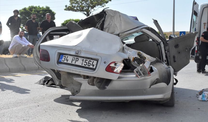 Van-Hakkari yolunda feci kaza: Otomobil hurdaya döndü