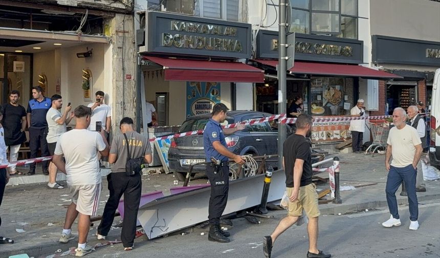 Beykoz'da dehşet anları: Otomobil kaldırımdaki yayaları biçti