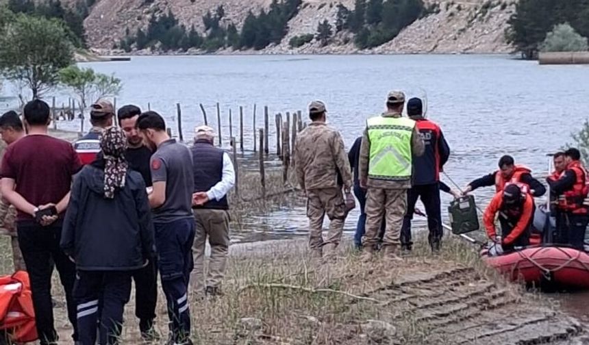 Gümüşhane'de baraj göletine devrilen pikabın sürücüsü öldü