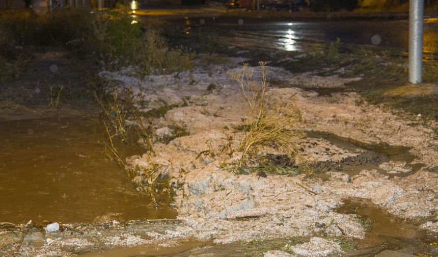 Kars'ta dolu ve sağanak hayatı olumsuz etkiledi