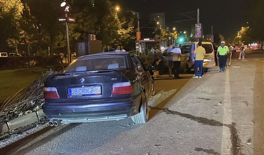 Kayseri'de iki otomobilin çarpıştığı kazada 3 kişi yaralandı