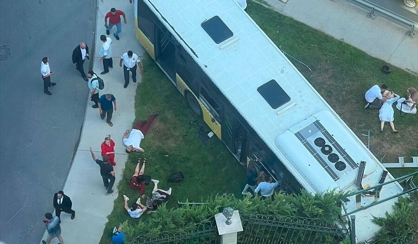 Zeytinburnu sahilde İETT otobüsü sitenin bahçe duvarına çarptı: 2 kişi vefat etti
