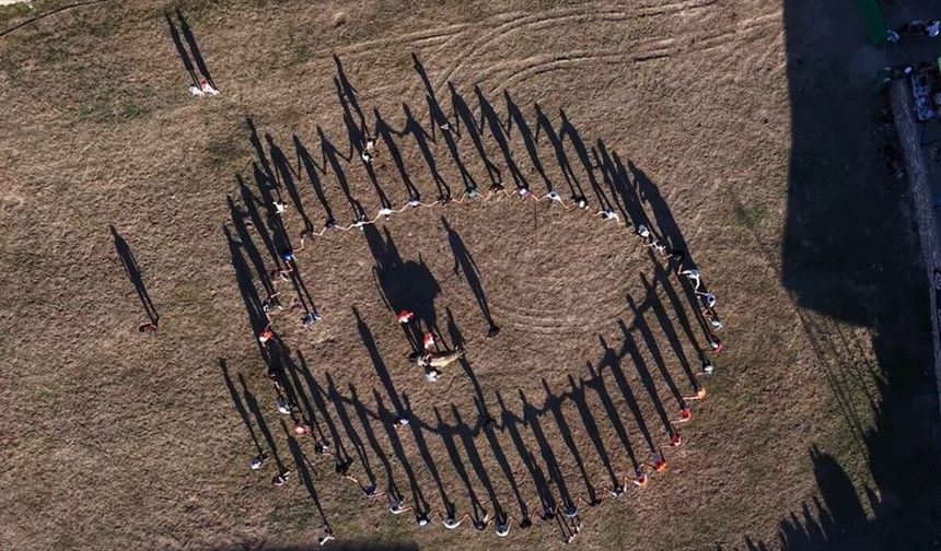 Güreşmekten korkan boğa öyle bir kaçtı ki! Hem de bakın nereden! Boğa güreşi festivalinde ilginç anlar