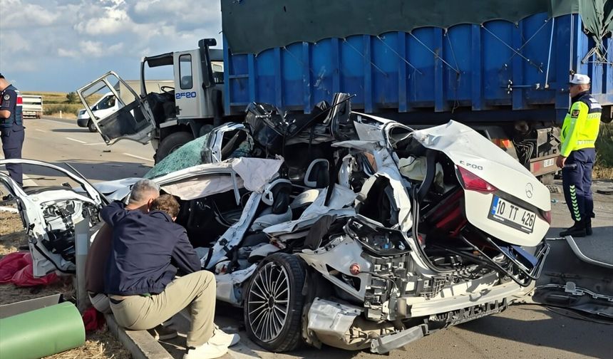 Bursa'daki feci kazada ölen hamile anne ve kızı toprağa verildi