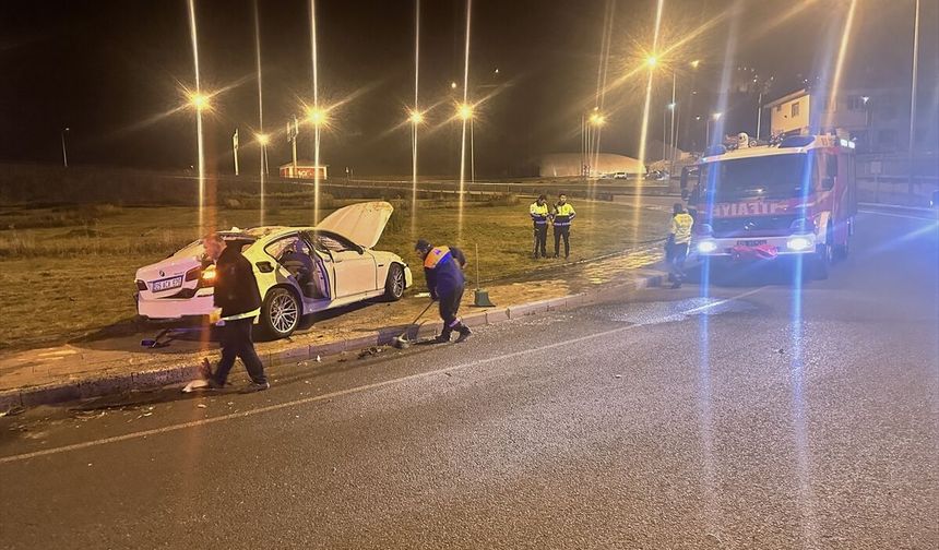 Erzurum'da kaldırıma çıkan otomobildeki 4 kişi yaralandı