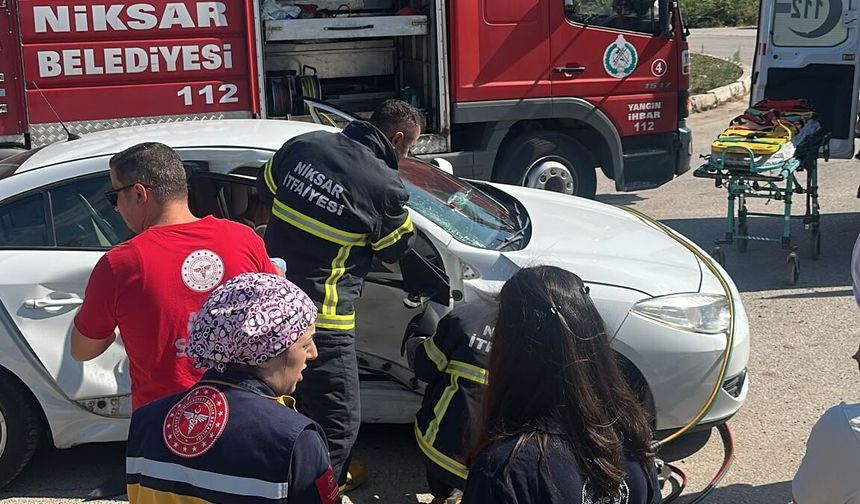 Tokat'ta iki otomobilin çarpıştığı kazada 4 kişi yaralandı